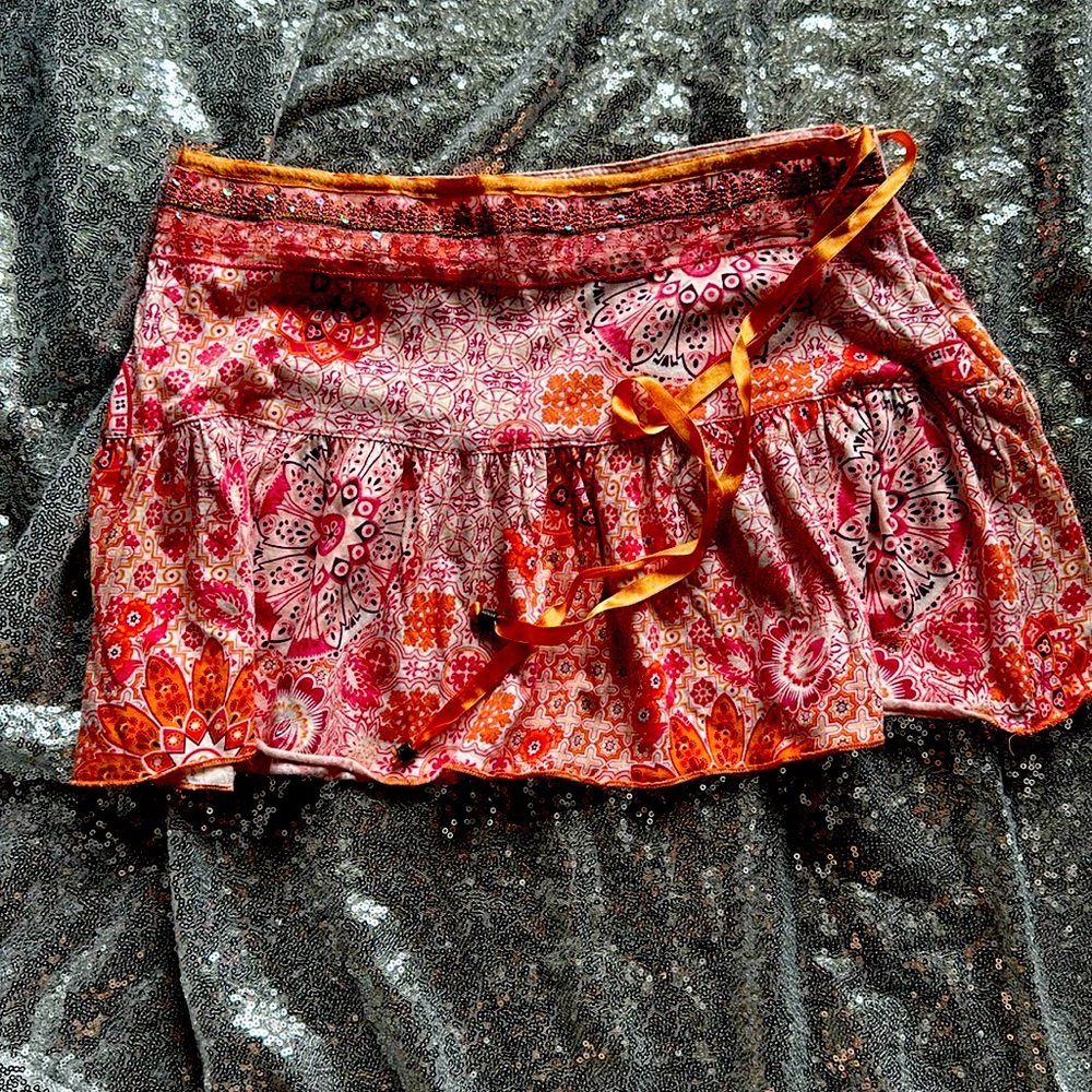 Skirt very short but beautiful designs